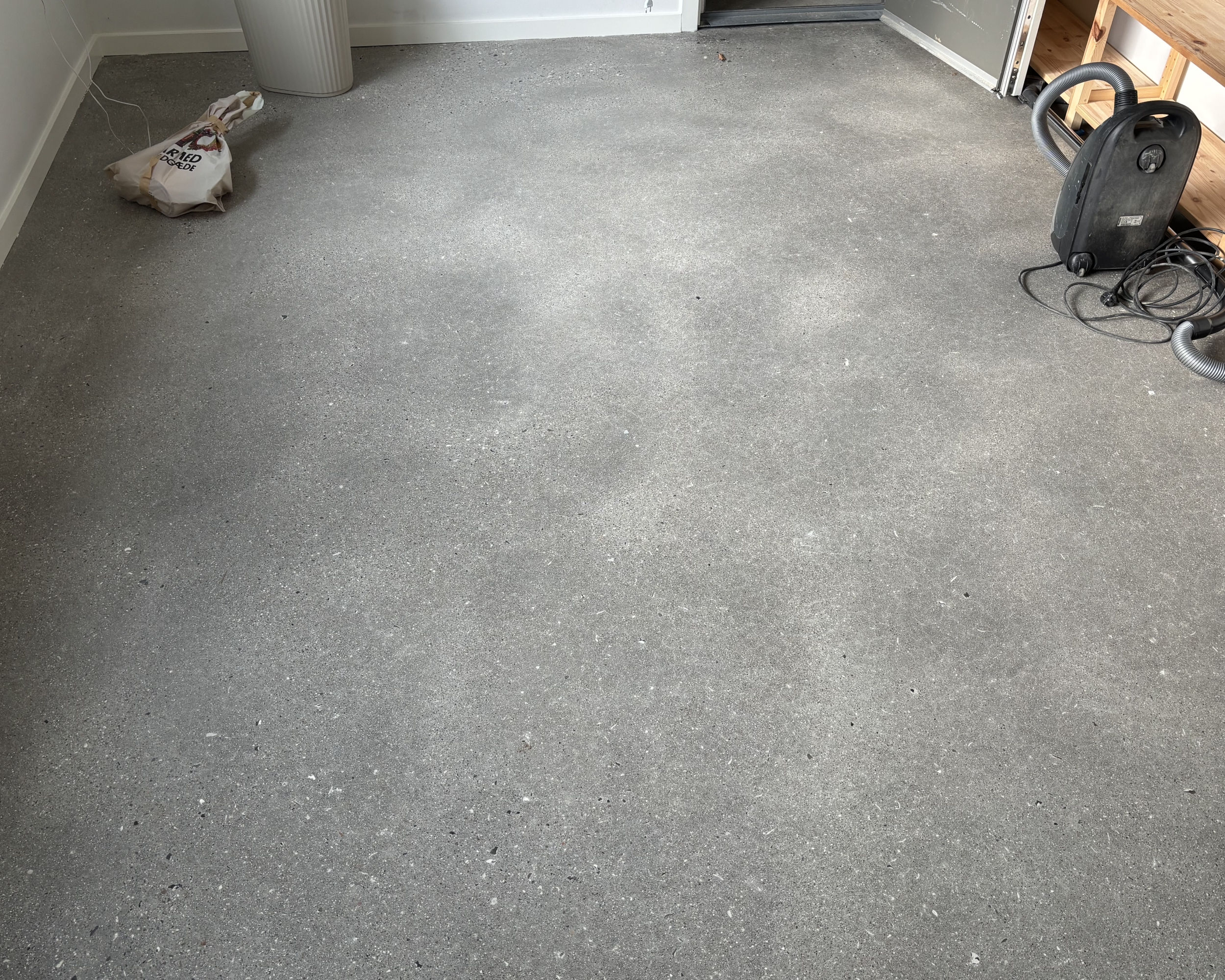 30 kvm Opfriskning af ældre glittede betongulv udført i Bagsværd